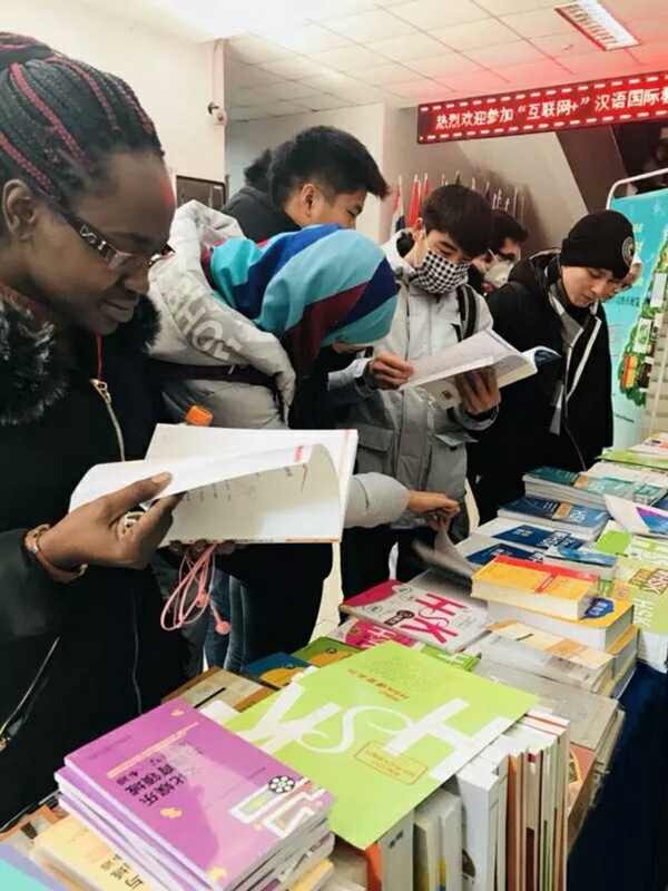 交流合作六:加强与外语教学与研究出版社合作 为赌场app
发展搭建新平台 (2)_副本.jpg
